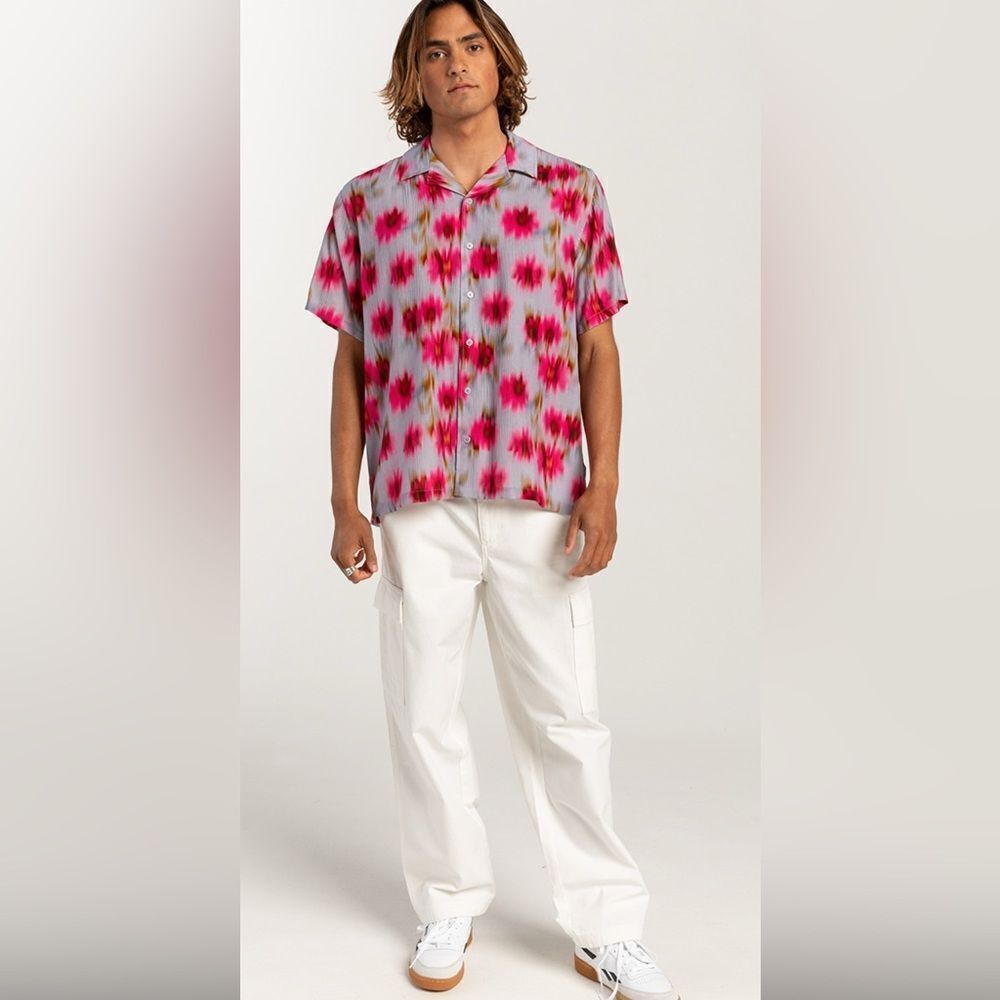 NWT RSQ Men’s Vibrant Pink and Red Short Sleeve Button Down Shirt - Size XL